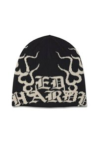 Beanie nero in maglia con un design grafico color crema che presenta testo stilizzato e schemi astratti simili a fiamme.