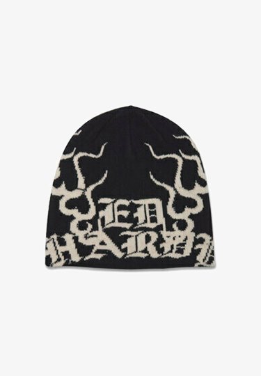 Beanie nero in maglia con un design grafico color crema che presenta testo stilizzato e schemi astratti simili a fiamme.
