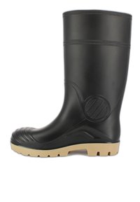 Botte en caoutchouc noire avec un bout arrondi, des stries texturées à l'avant et une semelle extérieure beige. Présente un accent circulaire sur le côté.