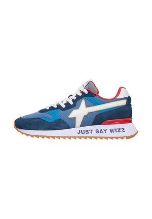 Scarpa sportiva blu e blu navy con tomaia in suede, lacci bianchi, accenti rossi e suola testurizzata. Presenta un logo a stella gialla e il testo "JUST SAY WIZZ."
