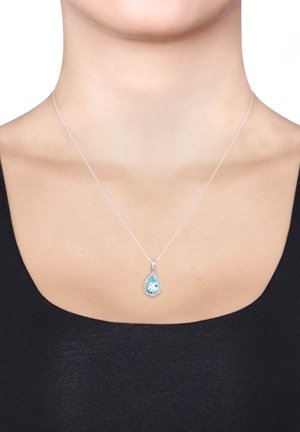 Silberne Halskette mit einem tropfenförmigen blauen Steinhänger, umgeben von kleinen klaren Steinen, die an einer zarten Kette hängt.
