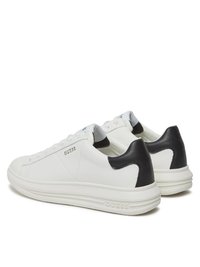 Sneaker bianche in pelle con dettagli neri in pelle sul tallone, suola in gomma, punta tonda, lacci piatti e un discreto logo sul lato.