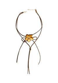 Collana choker in suede marrone con un accento floreale centrale in oro e due lunghe fascette che si estendono verso il basso. Dotata di una chiusura e di una catena regolabile.