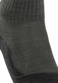 Chaussette gris foncé avec une section supérieure côtelée, un corps lisse, et des zones de talon et de pointe renforcées. Texture douce avec un design sans couture pour plus de confort.