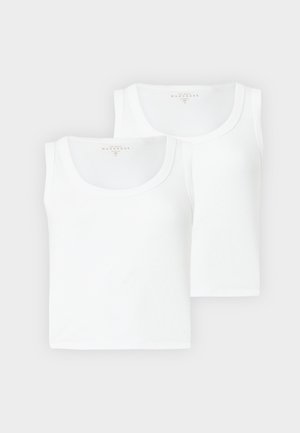 Δύο λευκά ριμπ ανδρικά αμάνικα μπλουζάκια με στρογγυλούς γιακάδες, ευπαρουσίαστα στοιβαγμένα σε απλό ανοιχτό φόντο.