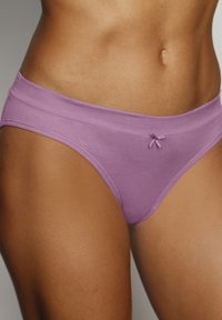 Violeta kokvilnas bikini ar plašu jostu un mazu loku akcents priekšā. Mīksta tekstūra un pieguļošs dizains.