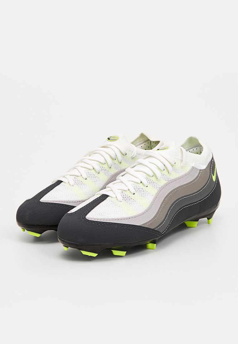 Scarpe da calcio con una punta nera e accenti grigi, caratterizzate da una tomaia in mesh bianca con dettagli e lacci verde lime.