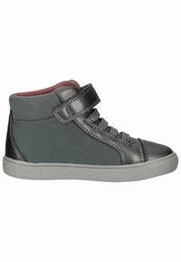 Zapatilla gris de caña media con parte superior sintética, acentos de cuero, superficie texturizada, cierre con cordones y tira de velcro, y suela de goma.