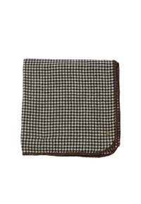 Coperta a scacchi in nero e crema, con un bordo cucito marrone e un piccolo logo di accento nell'angolo. Tessuto morbido.