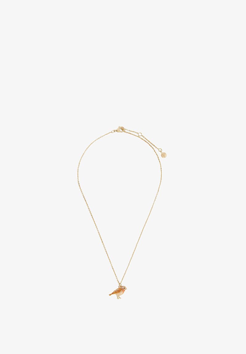 Guld kæderekke med en lille fuglevedhæng med orange detaljer. Kæden er delikat og har en lås med justerbar længde.