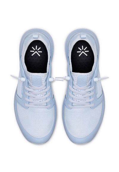 Světlomodré sportovní boty s síťovinovým svrškem, elastickými tkaničkami a texturovanými detaily. Mají černou stélku s bílým logem.