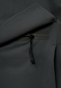 Țesătură neagră cu o textură mată, netedă, prezentând un buzunar cu fermoar ascuns și un tab de întindere negru atașat.