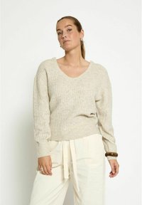 PEPPERCORN Gilet - m fog sand mel