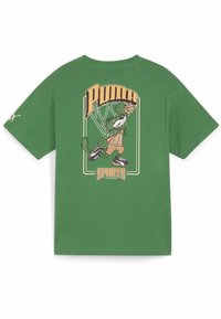 T-shirt verde in cotone con maniche corte, caratterizzato da una grafica di un pallone da basket e il logo "Puma" in tonalità gialle e crema sul retro.