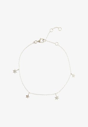 Finom ezüst lánc karkötő négy kis csillag alakú csecsebecsével, amelyek közül kettő világos kristályokkal van díszítve, és homárkapoccsal záródik.