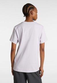 Lichtpaarse, kortearm T-shirt van katoen. Kenmerken zijn een klassieke ronde hals en een relaxed fit. Zachte textuur met een minimalistisch ontwerp.