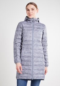 Giacca a vento grigia con cappuccio, presenta una chiusura frontale con zip, tessuto strutturato e una silhouette slim, che arriva fino a metà coscia.