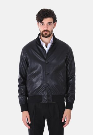 Giacca bomber nera in pelle con colletto, bottoni frontali, tasche laterali e polsini e orlo a costine. Texture liscia, design classico.