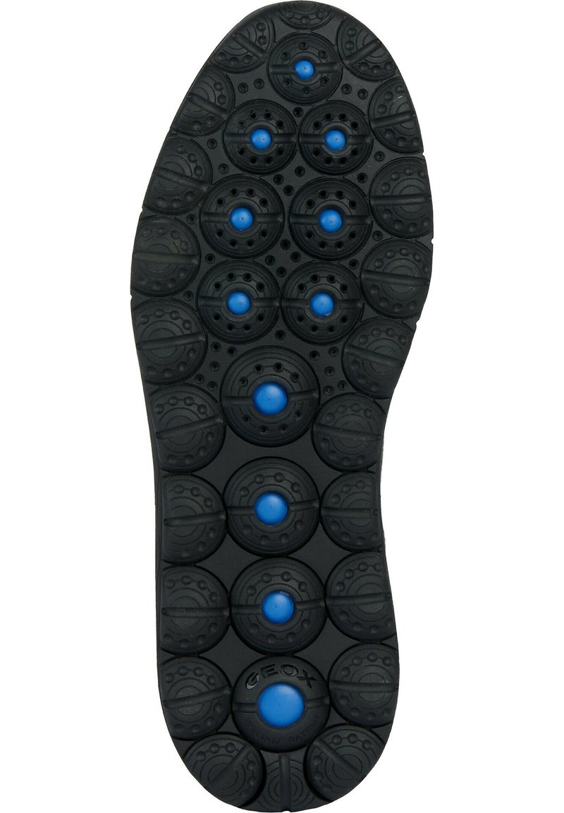 Schwarze Gummisohle mit runden Belüftungsöffnungen und blauen Akzenten, einer strukturierten Oberfläche und einem Muster aus erhabenen runden Elementen.