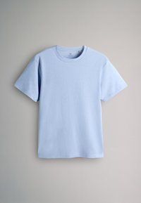 Hellblaues Baumwoll-T-Shirt mit kurzen Ärmeln und Rundhalsausschnitt, flach auf einem neutralgrauen Hintergrund dargestellt.