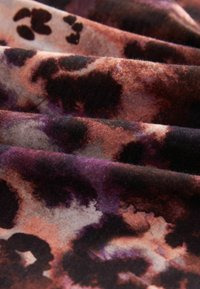 Materiál s leopardím vzorem v odstínech fialové, hnědé a černé, s jemnou texturou a plynulým splýváním.