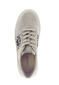 Beige suède sneakers met zijpanelen in luipaardprint, beige veters en een merkzool met de tekst "Gabor Best Fitting."