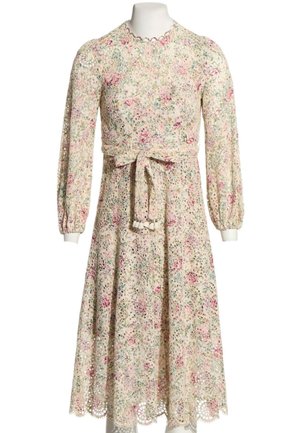 Robe midi à manches longues avec motif en dentelle florale, ourlet festonné et ceinture nouée à la taille, dans des couleurs pastel douces.