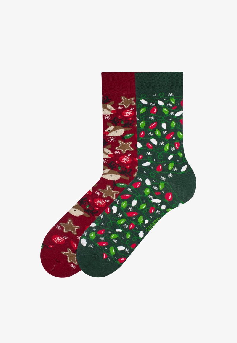 Strickweihnachtssocken mit einer roten Seite, die mit Lebkuchenmustern verziert ist, und einer grünen Seite, die mit festlichen Lichtern und Schneeflocken geschmückt ist.