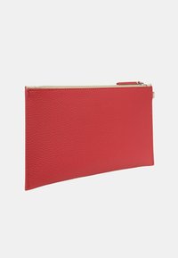 Borsa in pelle rossa con finitura testurizzata, dotata di una chiusura con zip dorata nella parte superiore. Design slim e rettangolare, senza accentuazioni hardware visibili.