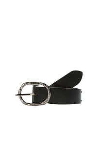 Cintura in pelle nera con una fibbia ovale in argento texture, superficie liscia e punta arrotondata, con dettagli in rivetto lungo la cinghia.