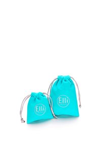Türkisfarbene Stoffzugbeutel in zwei Größen mit silbernen Beschlägen. Jede Tasche verfügt über ein rundes Logo, das mit "Elli" und "wir ♥ Schmuck" geprägt ist.