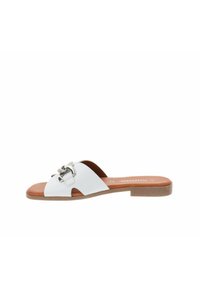 Sandalo scivoloso in pelle bianca con design a punta aperta, una fibbia decorativa in argento e un tacco basso marrone con una soletta testurizzata.