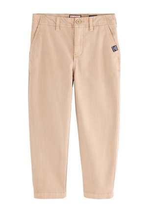 Bézs színű, pamutkeverékből készült egyenes szárú chino nadrág gombos rögzítéssel, övbújtatókkal és oldalzsebekkel. Simogató tapintású, finom varrási részletekkel.