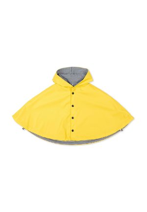 Poncho da pioggia giallo con cappuccio, bottoni neri e fodera interna a righe bianche e nere, steso in piano su sfondo bianco.