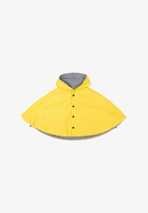 Poncho da pioggia giallo con cappuccio, bottoni neri e fodera interna a righe bianche e nere, steso in piano su sfondo bianco.