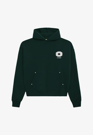 Haut à capuche vert foncé en mélange de coton, avec une poche kangourou à l'avant, des poignets côtelés et un patch brodé décoratif sur la poitrine.