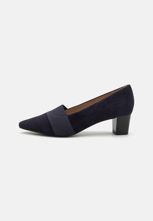 Décolleté in suede blu navy con punta affilata, caratterizzato da una fascia in tessuto testurizzato lungo la parte superiore e un tacco quadrato a blocco.