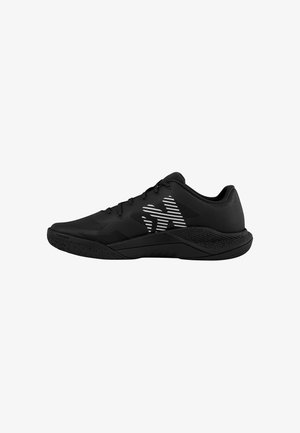Zapatilla deportiva negra de caña baja con suela texturizada, cierre de cordones en la parte frontal y logo con rayas blancas en el lateral, mostrada en perfil lateral sobre fondo blanco.