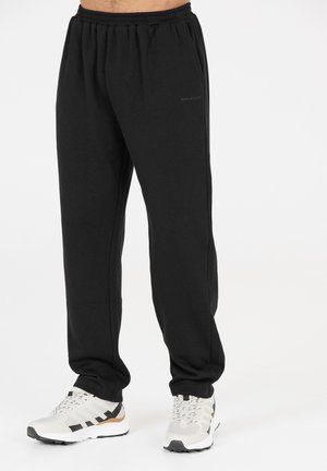 Sorte sweatpants lavet af blødt stof, med elastisk talje og en løs pasform. Logoet "ENDURANCE" er trykt på fronten.