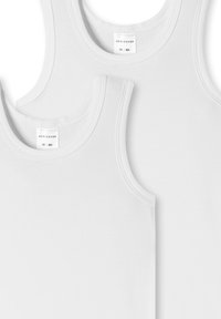 Białe bawełniane topy bez rękawów z okrągłymi dekoltami i szerokimi wycięciami na ramionach. Cechują się minimalistycznym wzornictwem oraz metkami informacyjnymi wskazującymi rozmiary 3Y i 27/104.