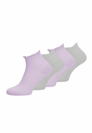 Vier paar enkellange sokken in lavendelkleur met geruite boorden, gerangschikt in een diagonale lijn op een witte achtergrond.