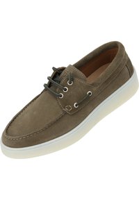 Braune Wildlederschuhe im Bootsstil mit weißer Gummisohle, runder Zehenpartie, Schnürung vorne und metallenen Ösen. Verfügt über eine Naht entlang der Kante für zusätzliche Details.