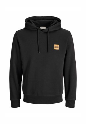 Felpa nera con cappuccio e maniche lunghe, con lacci sul davanti e un piccolo logo arancione a forma di quadrato che dice "JACK & JONES" sul petto.