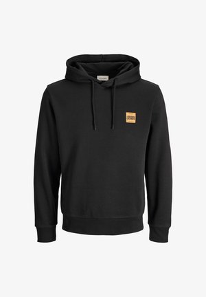 Čiern sweatshir s kapucňou a dlhými rukávmi, predné sťahovacie šnúrky a malý oranžový štvorcový logo s nápisom "JACK & JONES" na hrudi.