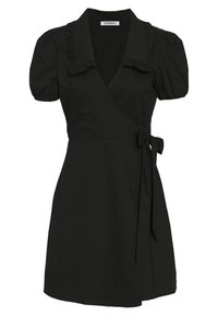Robe noire portefeuille avec des manches bouffantes courtes, un col à volants et une ceinture à nouer à la taille. Tissu lisse avec un design minimaliste.