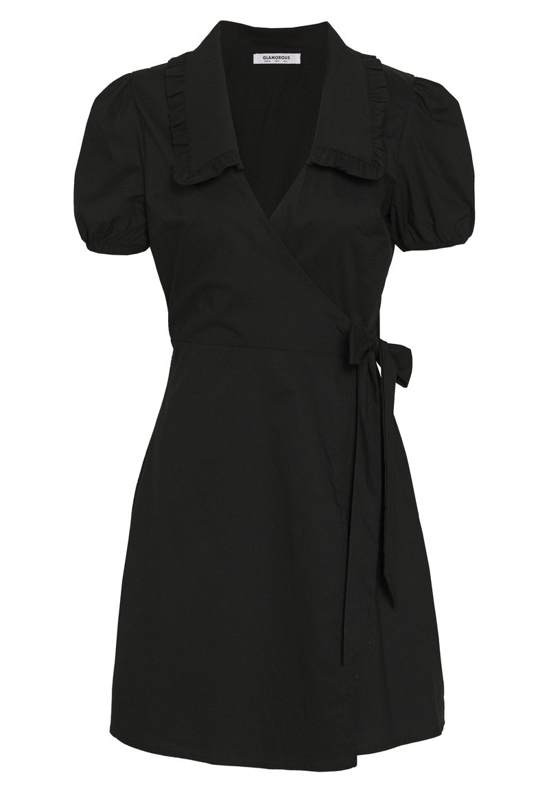Robe noire portefeuille avec des manches bouffantes courtes, un col à volants et une ceinture à nouer à la taille. Tissu lisse avec un design minimaliste.