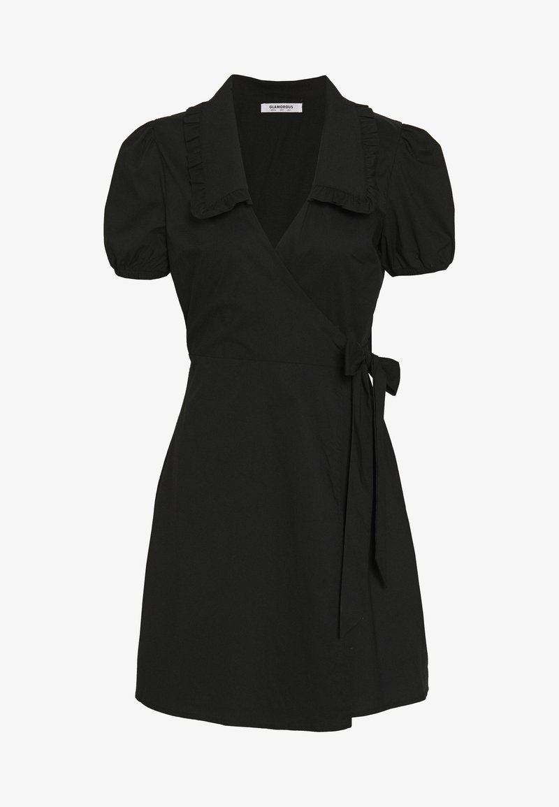 Robe noire portefeuille avec des manches bouffantes courtes, un col à volants et une ceinture à nouer à la taille. Tissu lisse avec un design minimaliste.