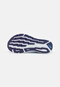 Paars en witte sportschoenzool met een gestructureerd patroon en groeven voor grip, en een logo-accent in het blauw.