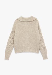 Beżowy sweter dzianinowy o grubym splocie, z kołnierzem i diamentowym wzorem na rękawach. Żebrowany dół i mankiety. Widok z tyłu.