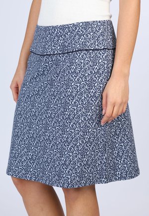 Schwingender Rock in Marineblau mit einem weißen Blumenmuster. Aus weichem Stoff gefertigt, mit einem breiten Taillenbund und in mittlerer Oberschenkellänge.